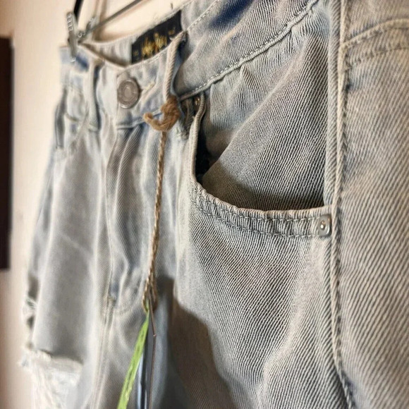 Indigo Rein NWT Super High Rise Short Distressed Light Blue 11 - Picture 4 of 16
